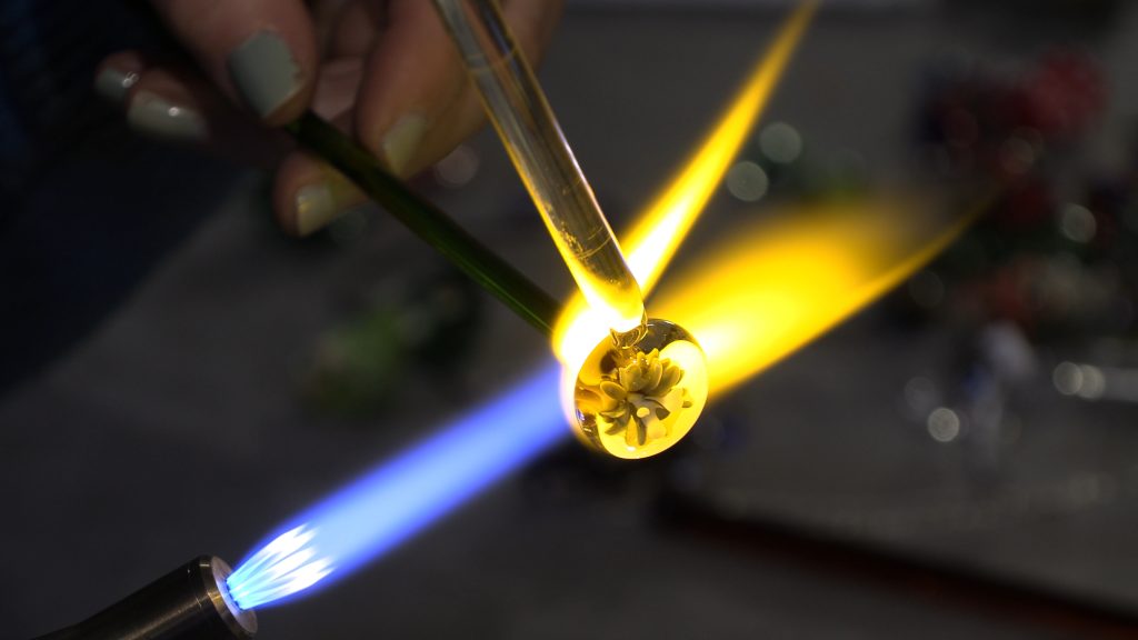Blue flame glass studio - making a flower pendant from glass