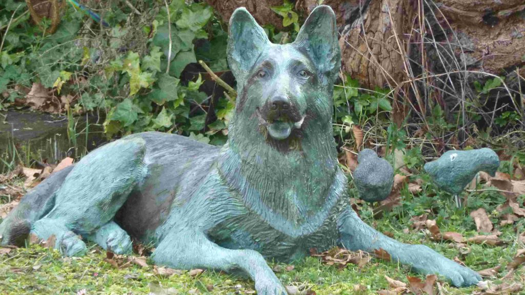 German Shepherd dog sculpture by Lesley Ash